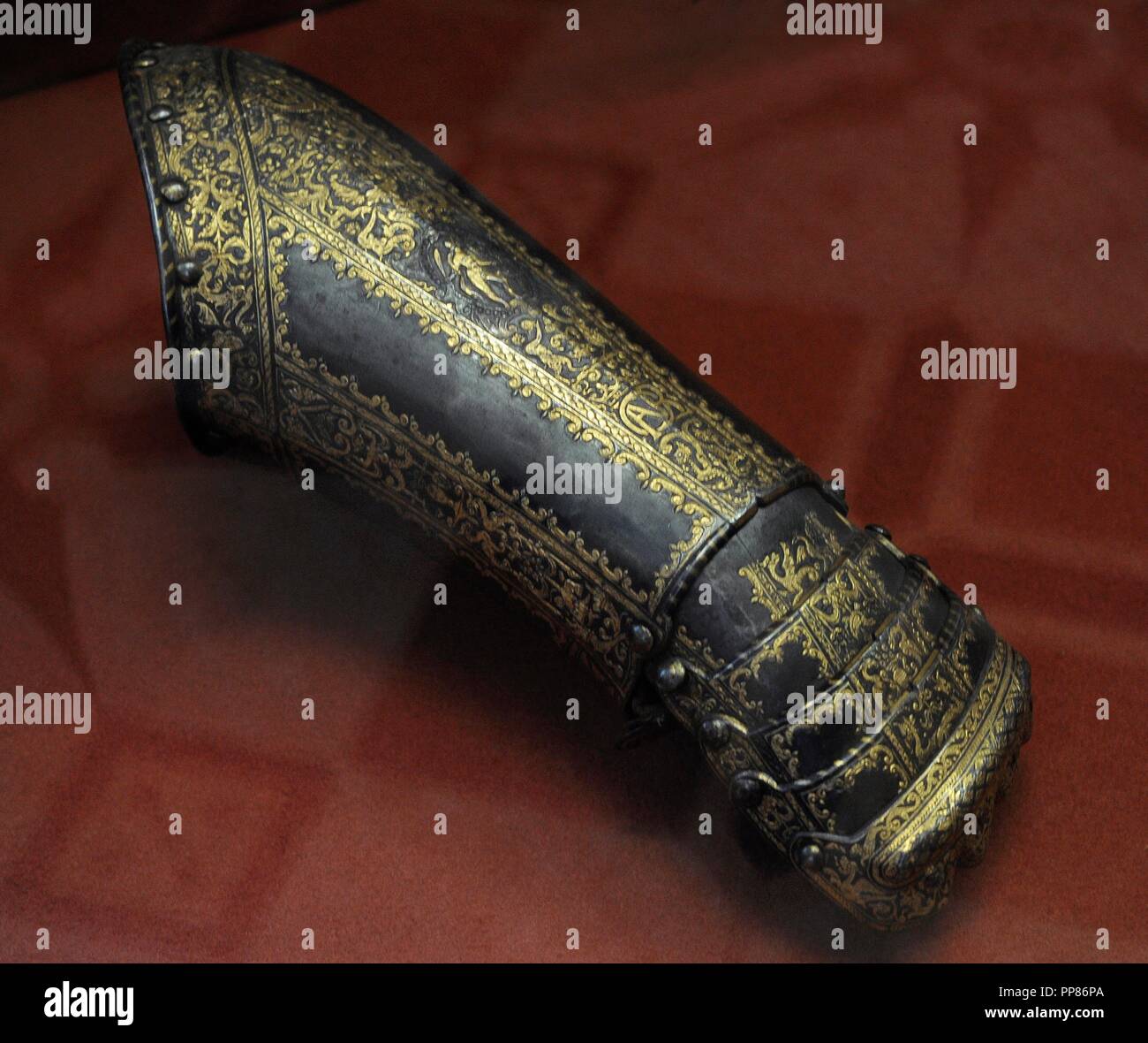 Vambrace milanese, 1570-1580. Probabilmente da Lucio Piccinino (active ca. 1575 Ð1590), Milano, Italia. Cavalieri 'Hall. Lo stato Museo Hermitage. San Pietroburgo. La Russia. Foto Stock