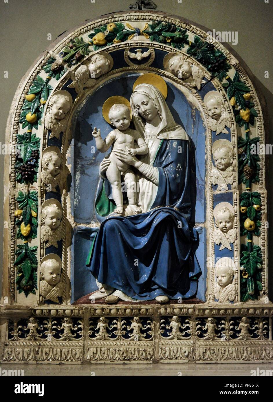 Bottega di Andrea della Robbia (1435-1525). Scultore Italiano. La Madonna e il Bambino, primi 1500s. Sollievo. Maiolica. Lo stato Museo Hermitage. San Pietroburgo. La Russia. Foto Stock