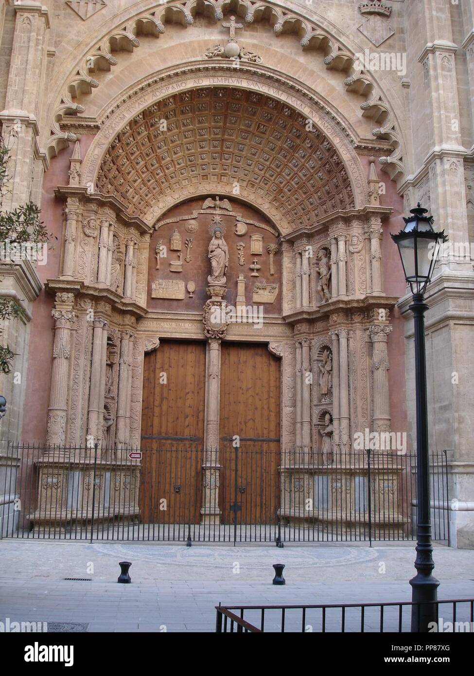 PORTADA PRINCIPAL RENACENTISTA ESCULPIDA ENTRE 1594 Y 1601. Autore: VERGER MIGUEL. Posizione: Catedral. Palma. Spagna. Foto Stock