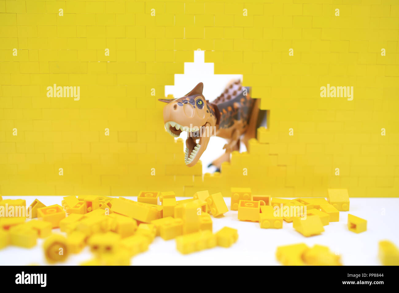 Hong Kong/Cina - 2 maggio 2018:minifigure LEGO con il set di lego della città di Hong Kong . Legos sono una linea popolare ma di costruzione plastica giocattoli manufa Foto Stock