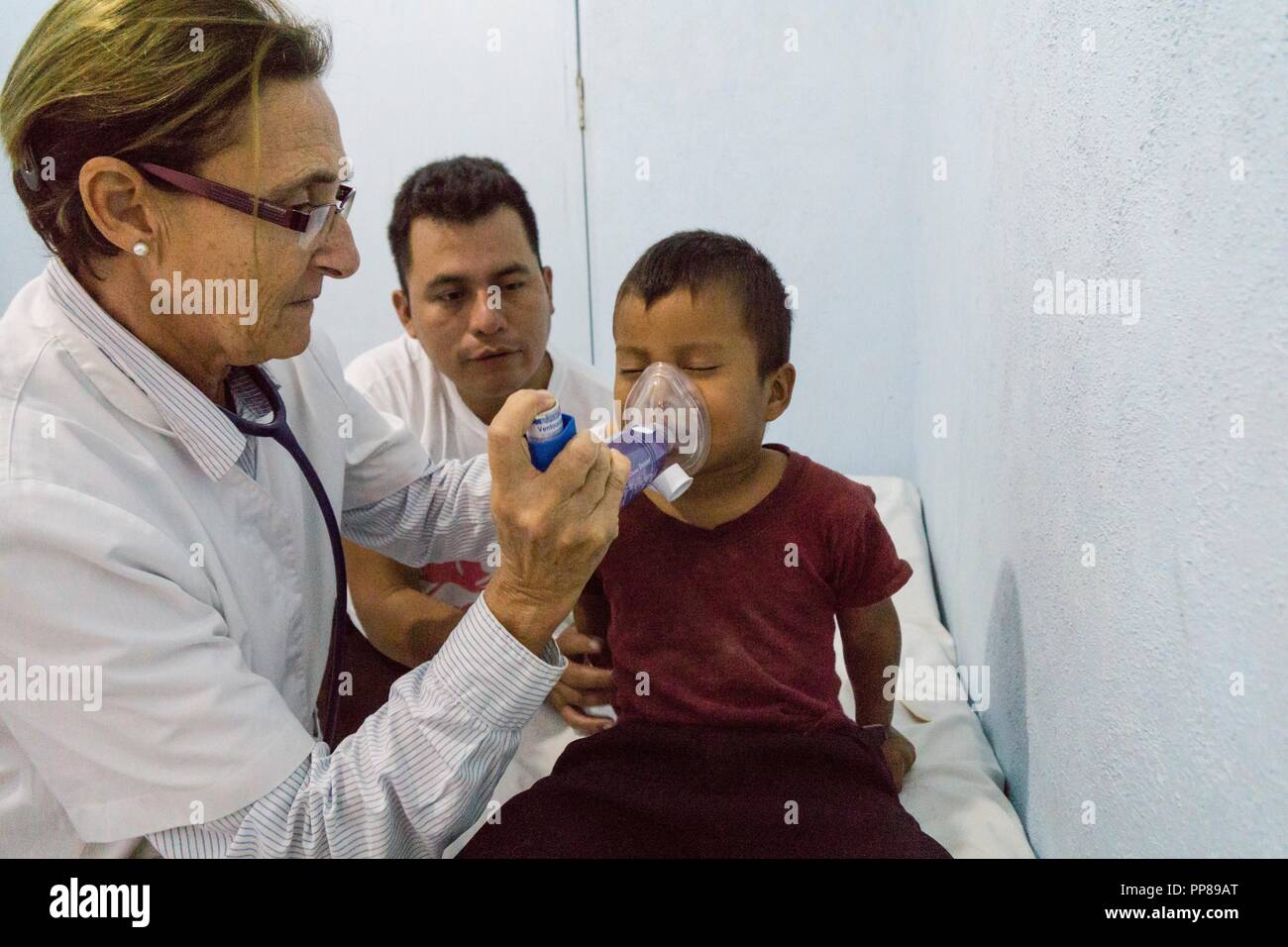 Tratamiento de insuficiencia respiratoria infantil, La Taña, zona Reina, Uspantán, Quiche, Guatemala, America centrale. Foto Stock