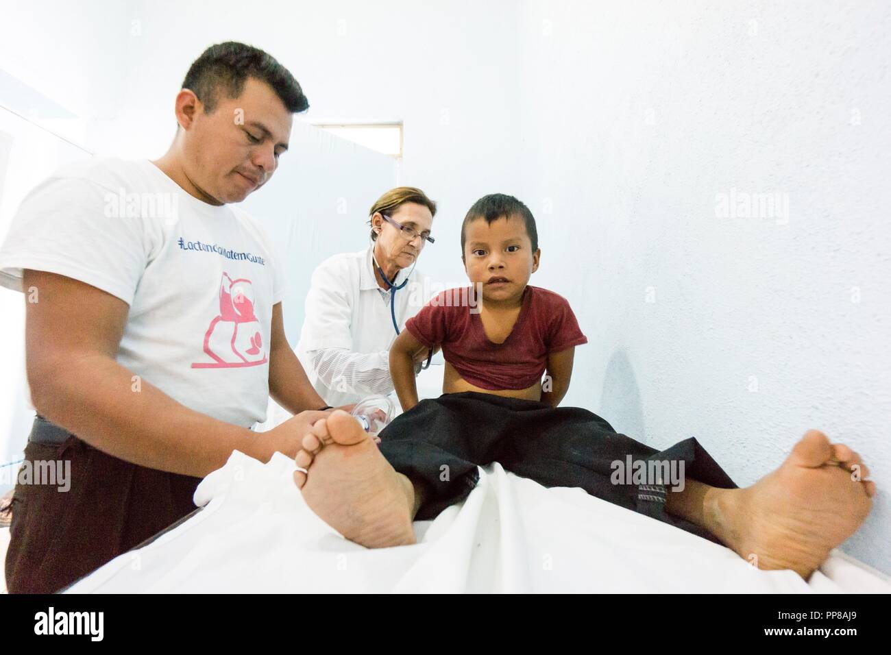 Tratamiento de insuficiencia respiratoria infantil, La Taña, zona Reina, Uspantán, Quiche, Guatemala, America centrale. Foto Stock