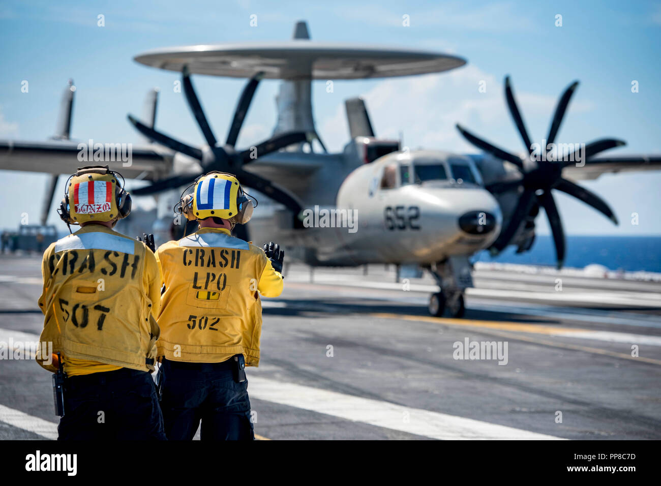 180917-N-così730-0064 OCEANO ATLANTICO (sett. 17, 2018) di aviazione di Boatswain Mate (manipolazione) 1a classe Giovanni indietro, destra, da Jackson, New York, sotto la direzione di aviazione di Boatswain Mate (manipolazione) 2a classe Ismael Gabriel Gonzales, da Newburgh, New York, MACCHIE E-2C Hawkeye, assegnati al vettore Airborne Early Warning Squadron (VAW) 124, durante le operazioni di volo a bordo della portaerei USS George H.W. Bussola (CVN 77). GHWB è in corso nell'Oceano Atlantico conduzione di routine di esercizi di allenamento per mantenere la disponibilità del gestore. (U.S. Foto di Marina di Massa lo specialista di comunicazione di terza classe J Foto Stock