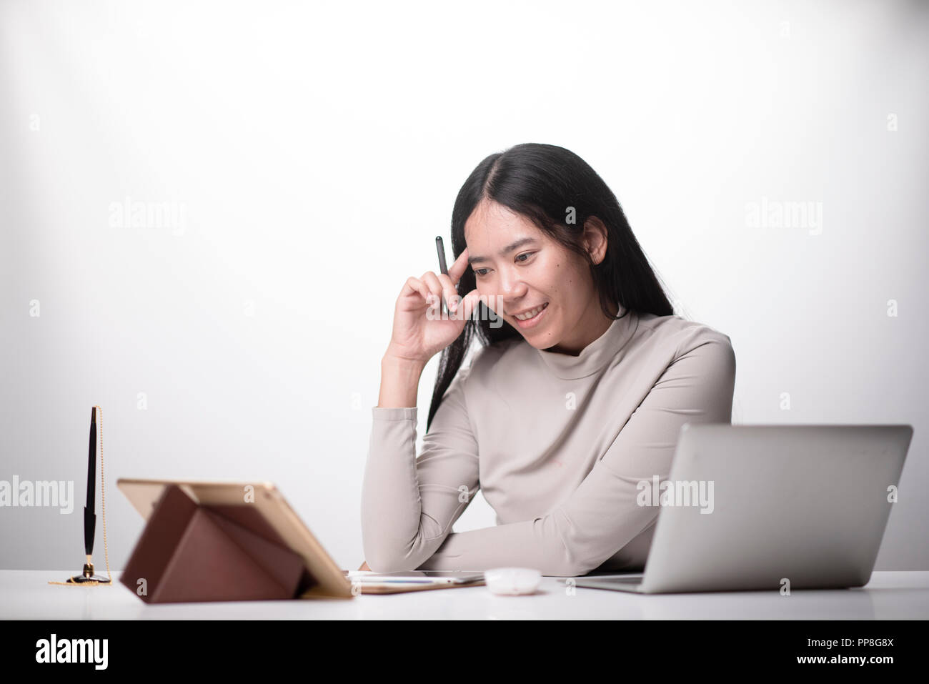 Le donne che lavorano il computer portatile da casa sul pavimento in legno con pacco postale, Vendita online Idee concetto Foto Stock