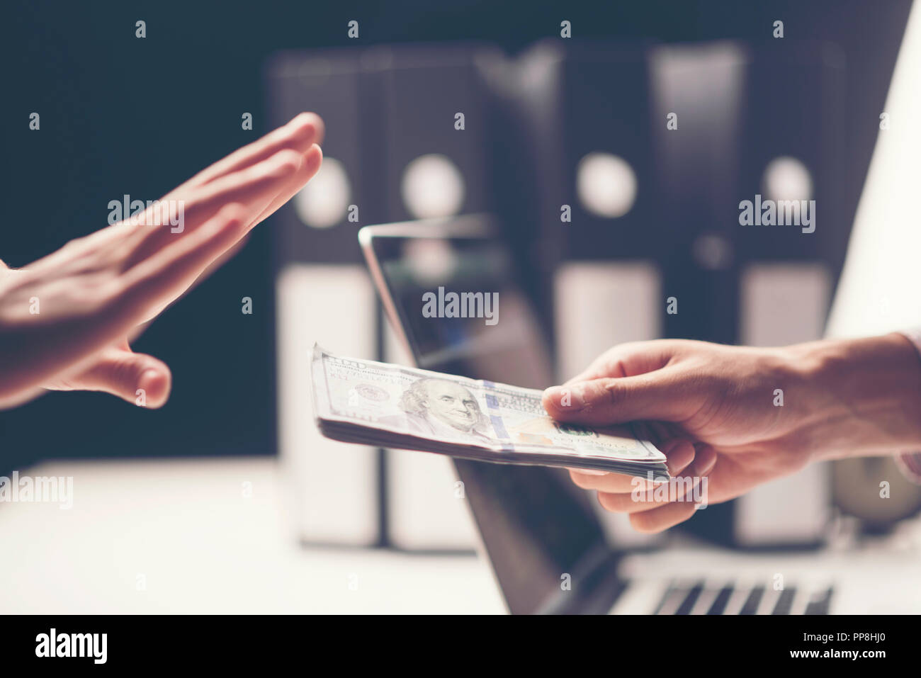 Business man dare tangenti al funzionario responsabile ma dire alcun concetto di corruzione Foto Stock