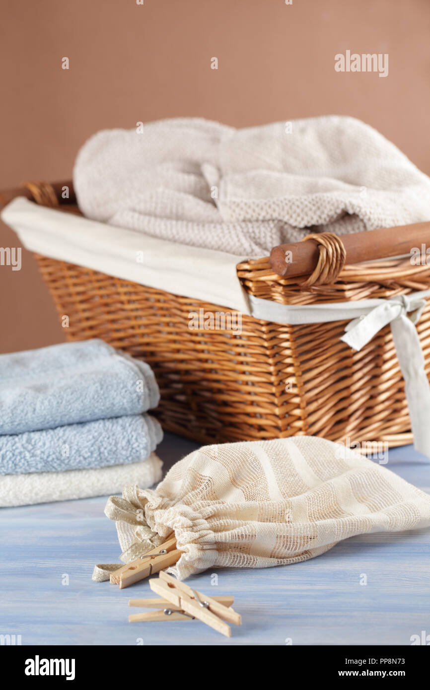 Clothespins nel sacchetto, asciugamani e un cestello Foto Stock