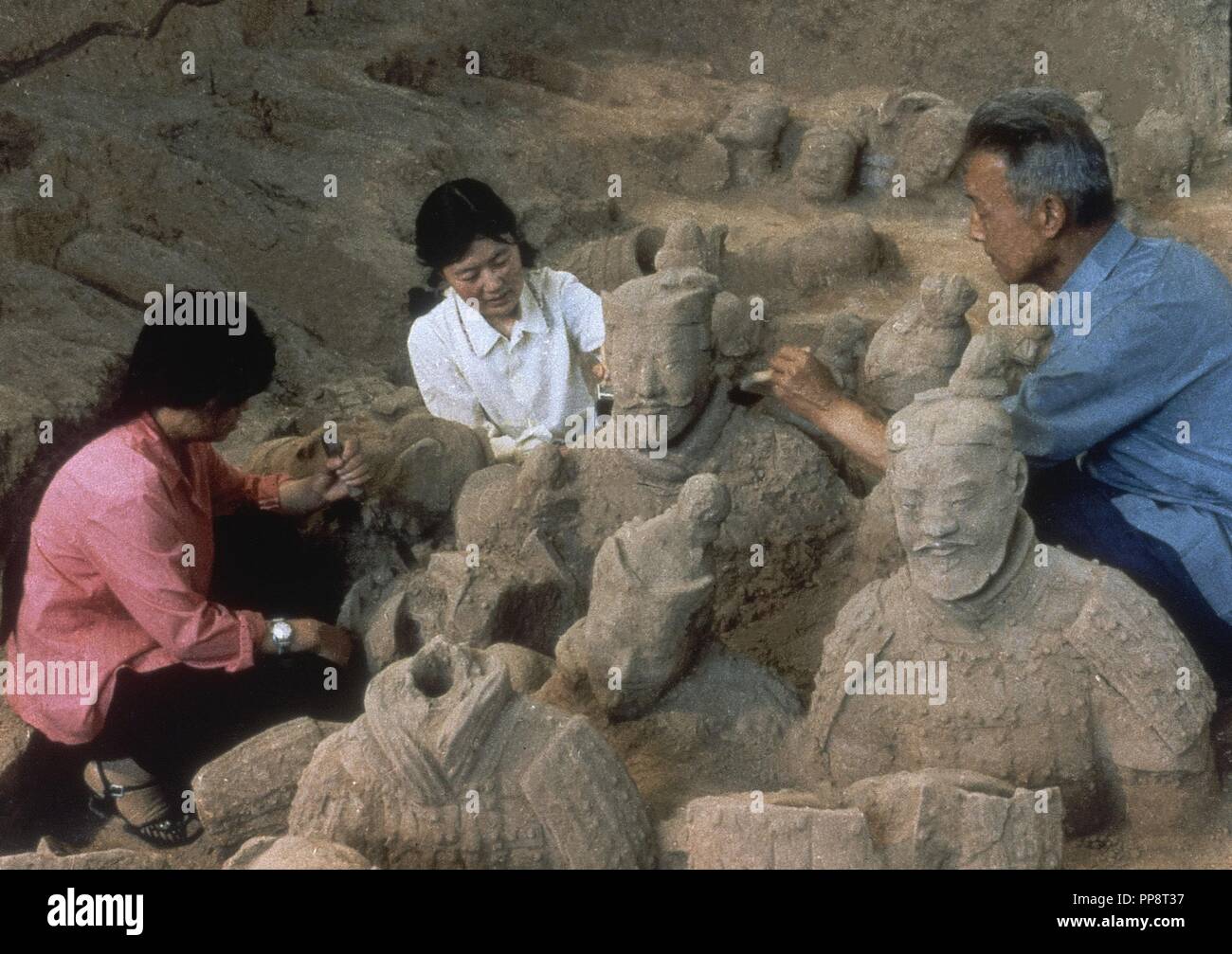 Sito archeologico - archeologi UNBURYING le sculture di soldati-3secolo A.C. Posizione: MAUSOLEO DE Qin Shi Huang. Cina. Foto Stock