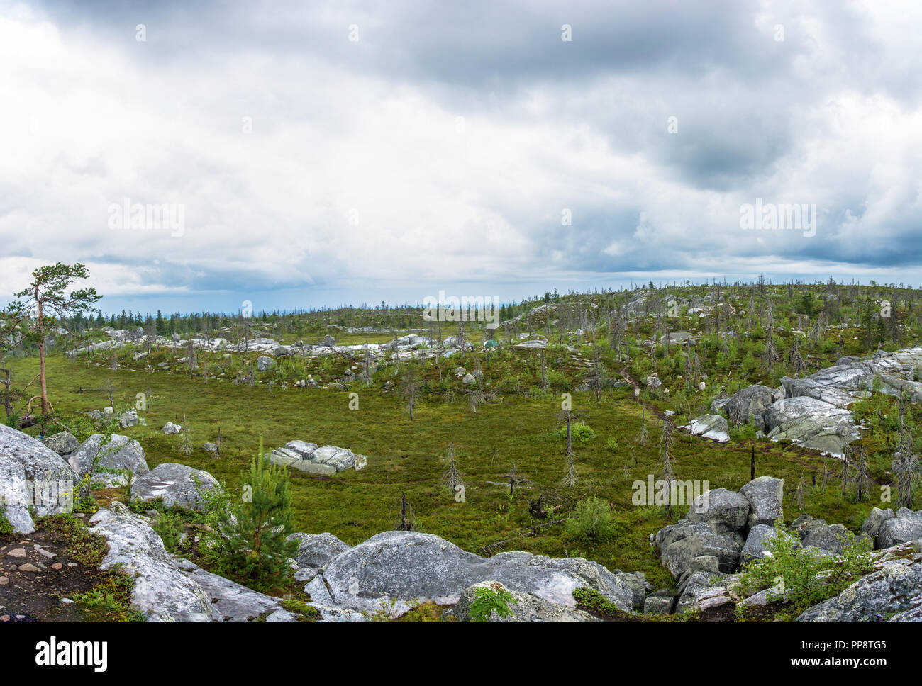 Un anfiteatro naturale che è sorto dopo che un forte terremoto nella riserva monte Vottovaara, Carelia, la Russia. Foto Stock
