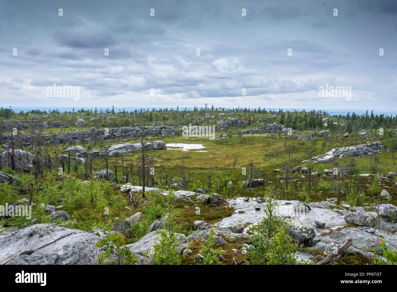Un anfiteatro naturale che è sorto dopo che un forte terremoto nella riserva monte Vottovaara, Carelia, la Russia. Foto Stock