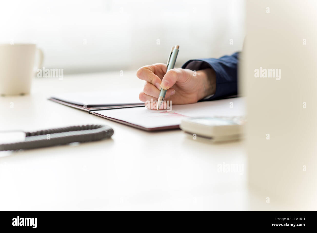 Closup vista di una imprenditrice la scrittura di note su un referto con grafici finanziari. Foto Stock