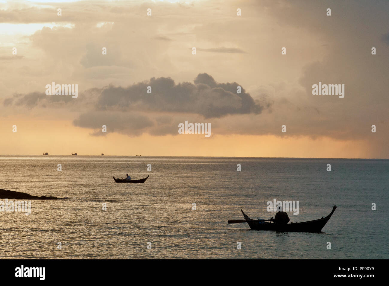 Thailandia, Koh Lanta, tramonto su Phra AE Beach Foto Stock