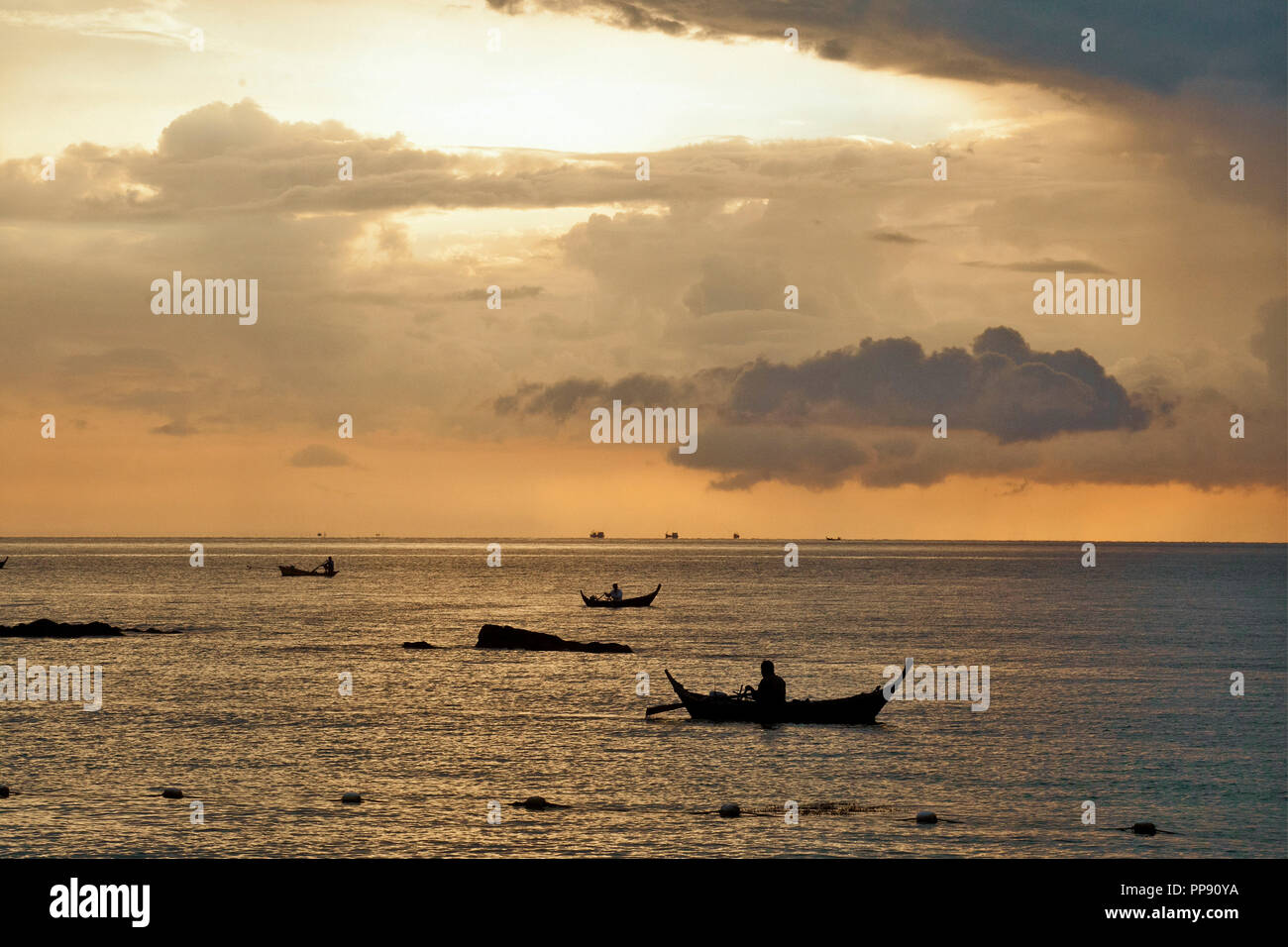 Thailandia, Koh Lanta, tramonto su Phra AE Beach Foto Stock