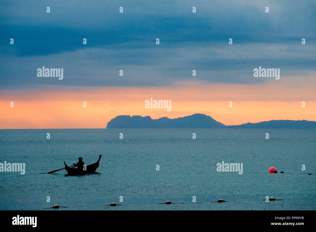 Thailandia, Koh Lanta, tramonto su Phra AE Beach Foto Stock