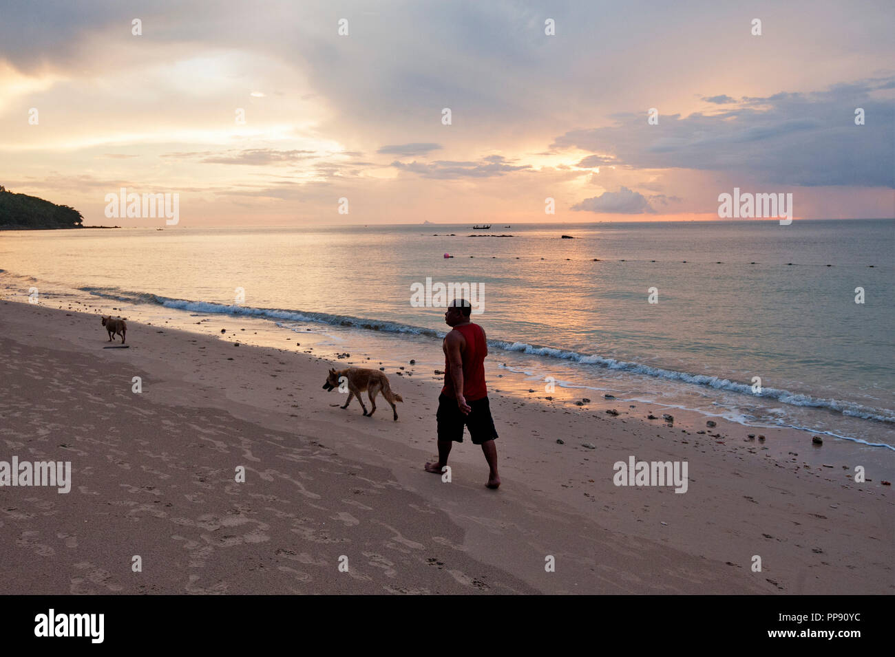 Thailandia, Koh Lanta, tramonto su Phra AE Beach Foto Stock