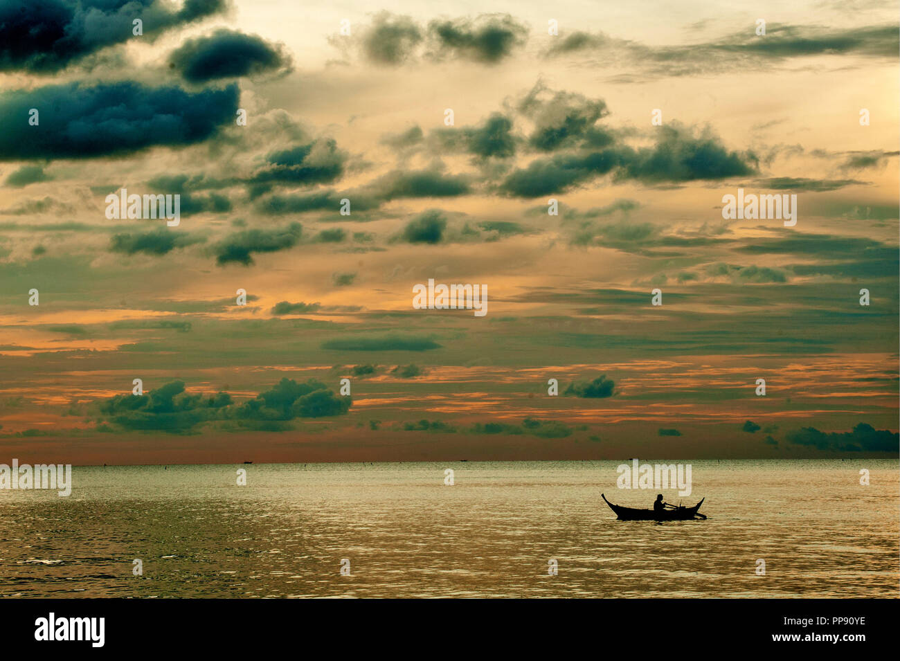 Thailandia, Koh Lanta, tramonto su Phra AE Beach Foto Stock
