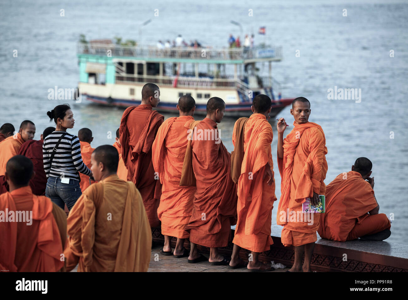 I monaci buddisti sul lungomare di fiume Mekong in Phnom Penh Cambogia Foto Stock