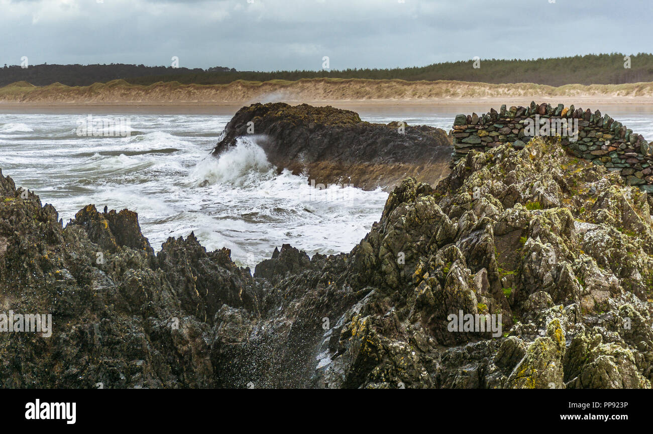 Mare mosso su un blustery/giornata ventosa a Newborough sull'Isola di Anglesey, Galles del Nord, Regno Unito. Preso il 21 settembre 2018. Foto Stock