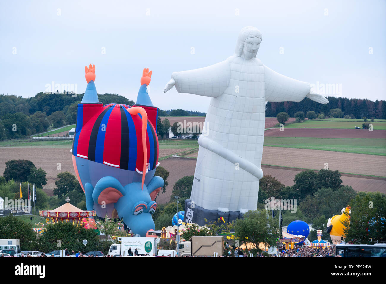 Ultima sera di WIM: fiera del divertimento e della notte di bagliore i palloni ad aria calda al ventottesimo Warsteiner Internationale Montgolfiade, 2018 in Warstein, Germania Foto Stock
