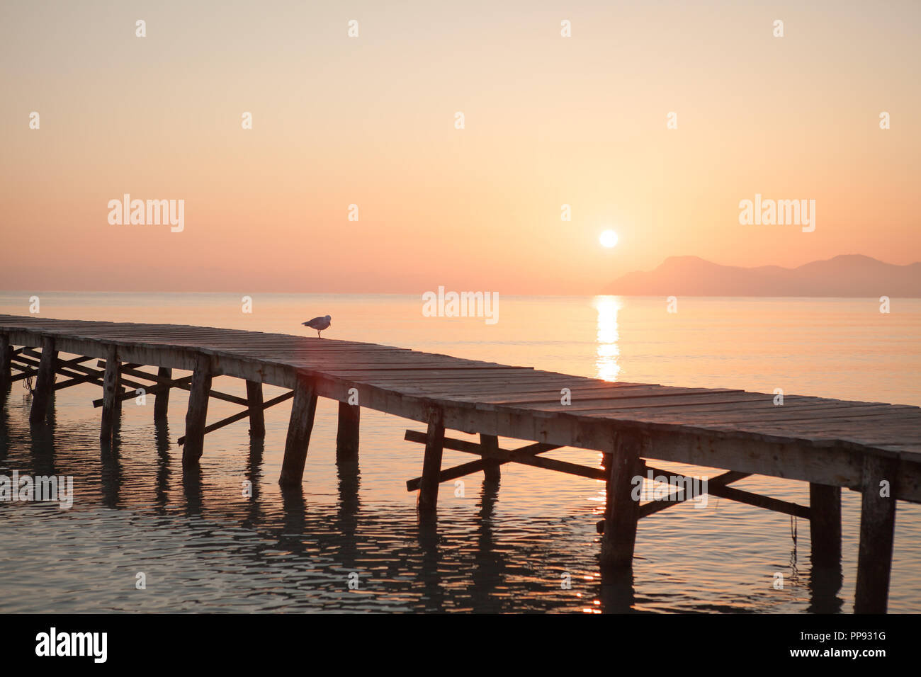 Europa Spanien Nord Mallorca Playa de Muro, langer Holzsteg in der Bucht von Alcudia Bei Sonnenaufgang Foto Stock