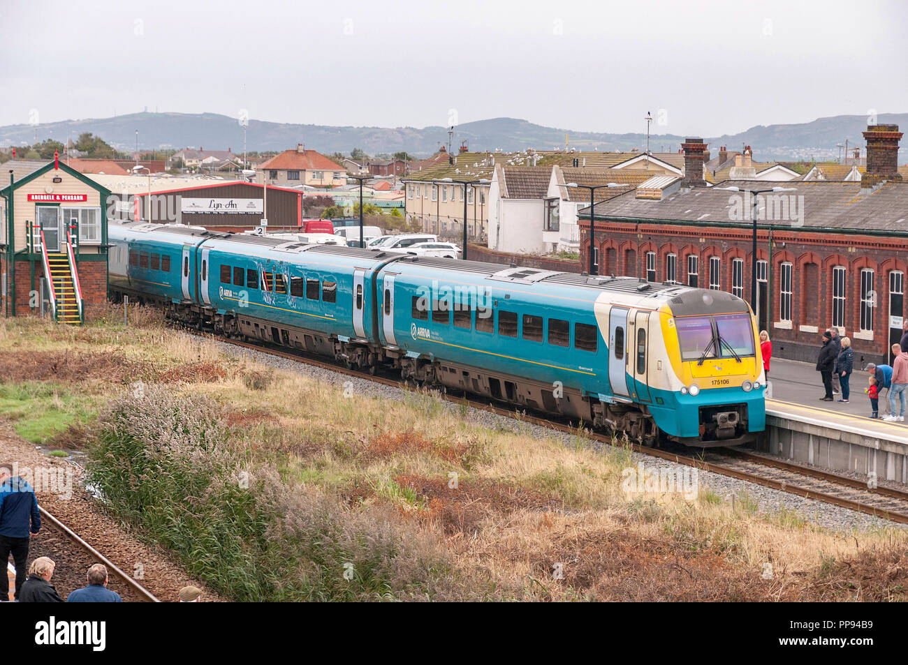 Arrivare diesel multiple unit treno a Abergele e stazione Pensarn. Foto Stock