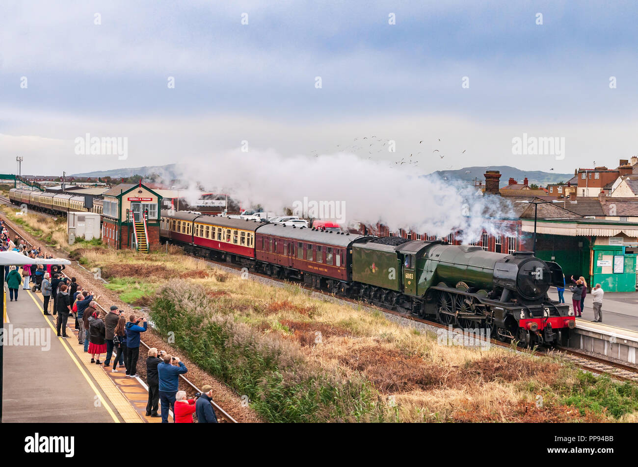 Flying Scotsman treno a vapore Yns Mon Express Abergele e stazione Pensarn. Foto Stock