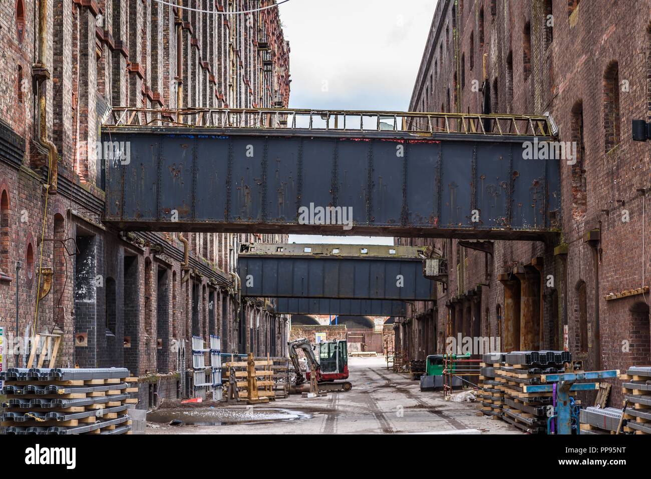 I lavori di ristrutturazione su Stanley Dock Tobacco Warehouse (1901) Regent Road, Liverpool, Merseyside England, Regno Unito Aprile 2018. Foto Stock