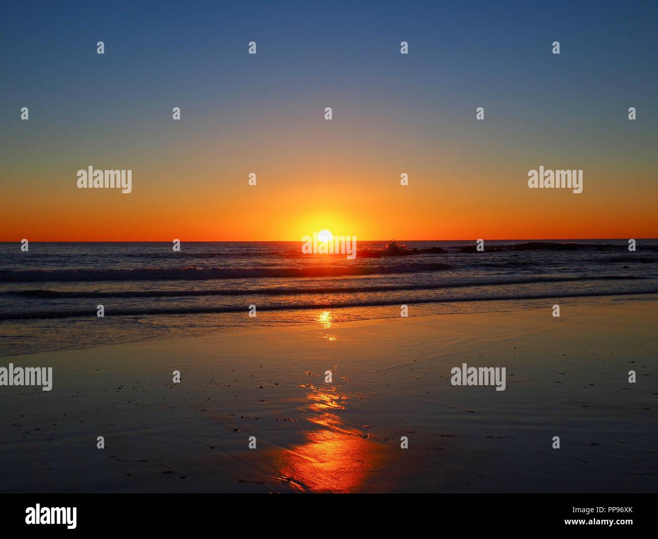 Alba sulle rocce di Serra Beach, Narooma NSW Foto Stock