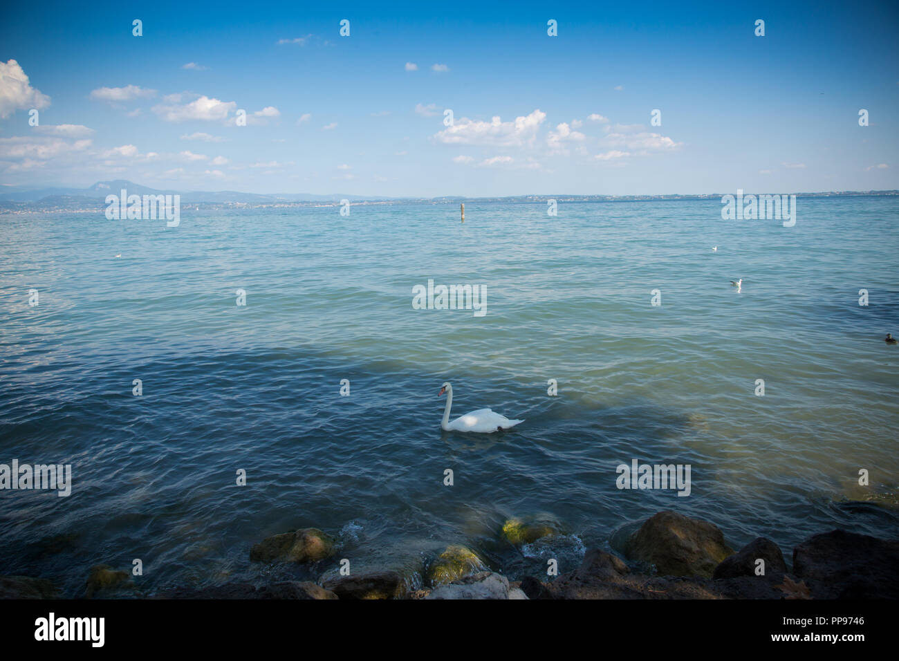 Il bellissimo lago di Garda in Italia, soleggiata giornata estiva. Il 7 settembre 2018 Foto Stock