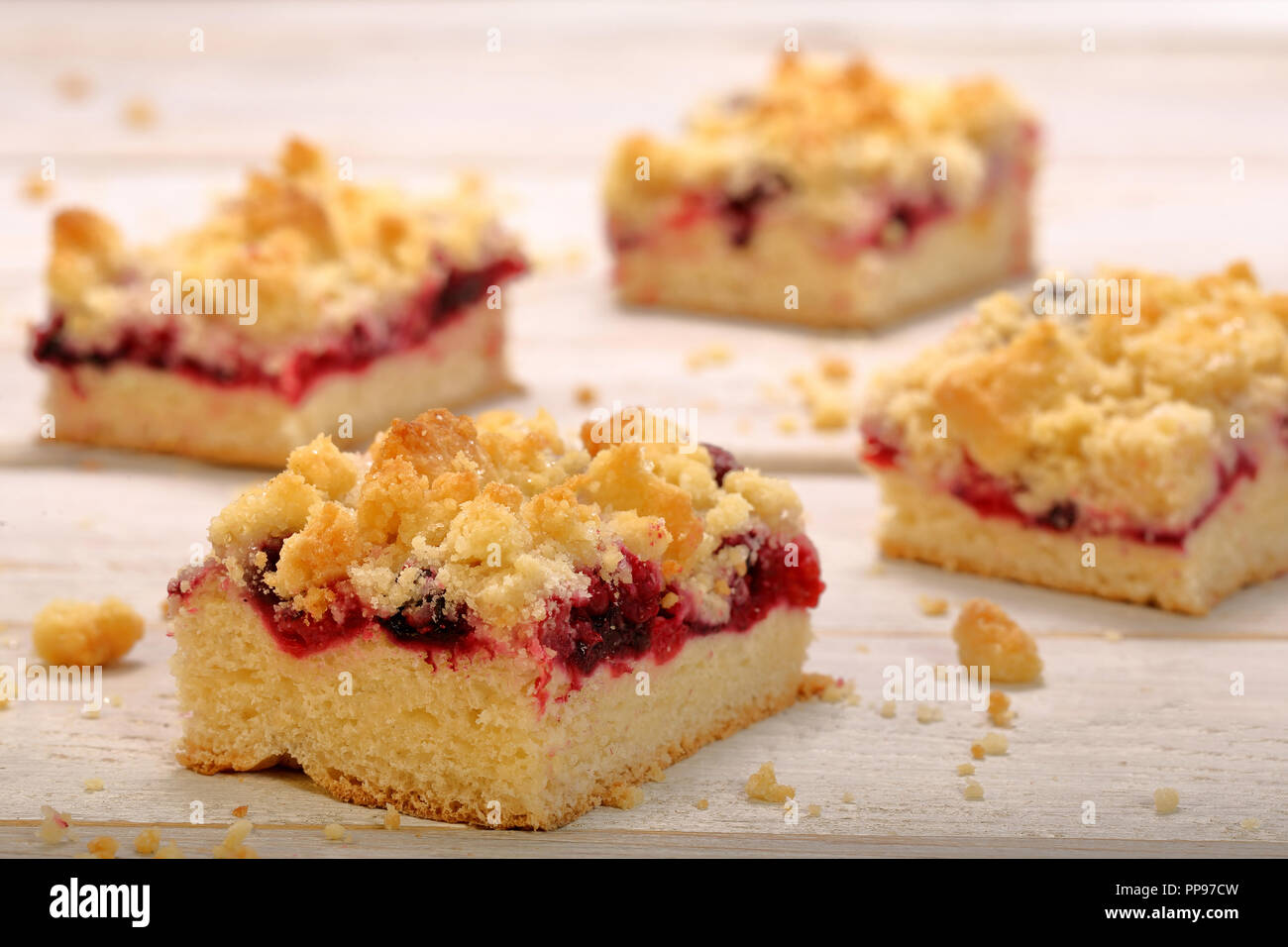 Torta con frutta e sminuzzare in bianco sullo sfondo di legno Foto Stock