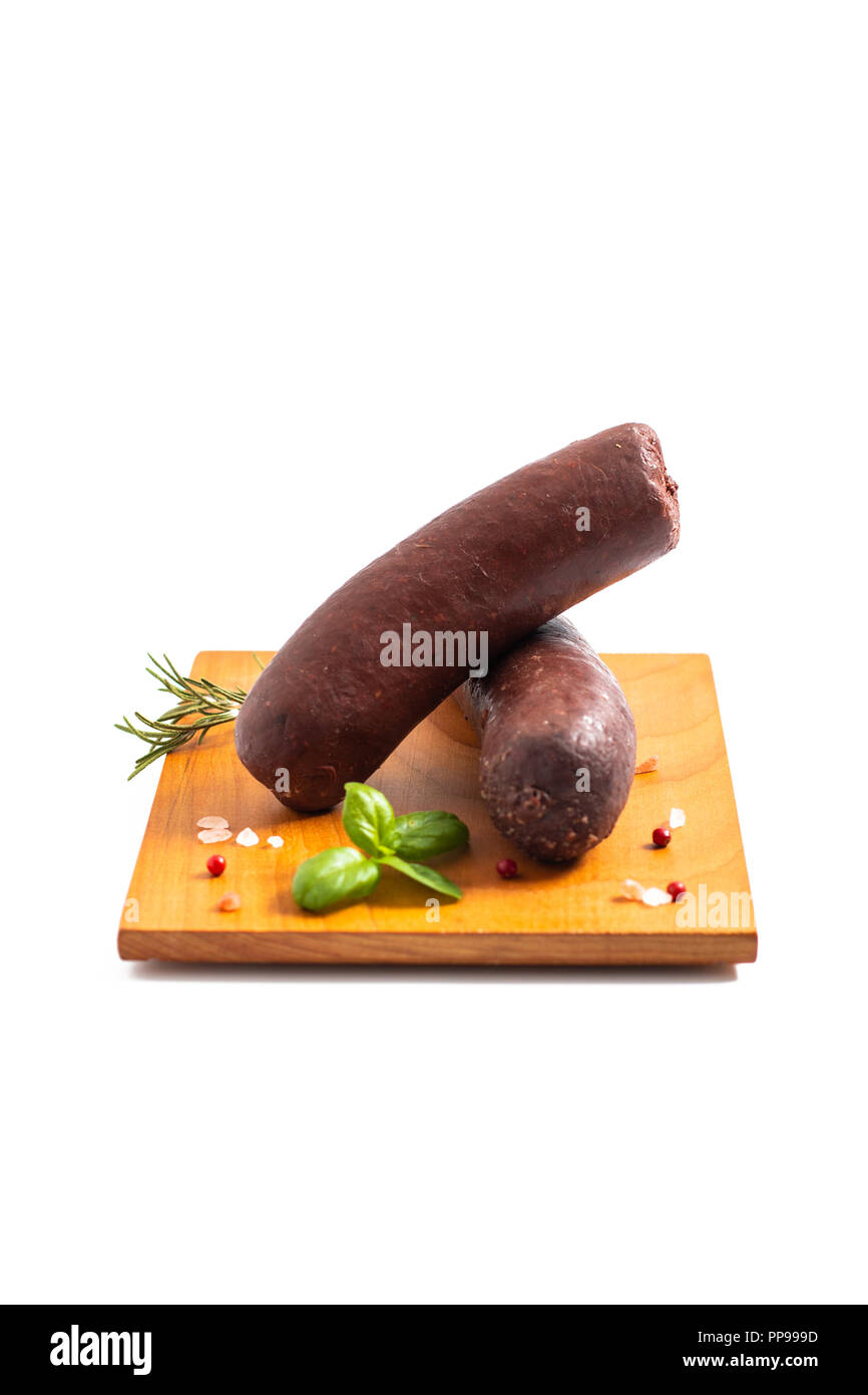 Concetto di cibo crudo budino di sangue salsicce nero su sfondo bianco Foto Stock