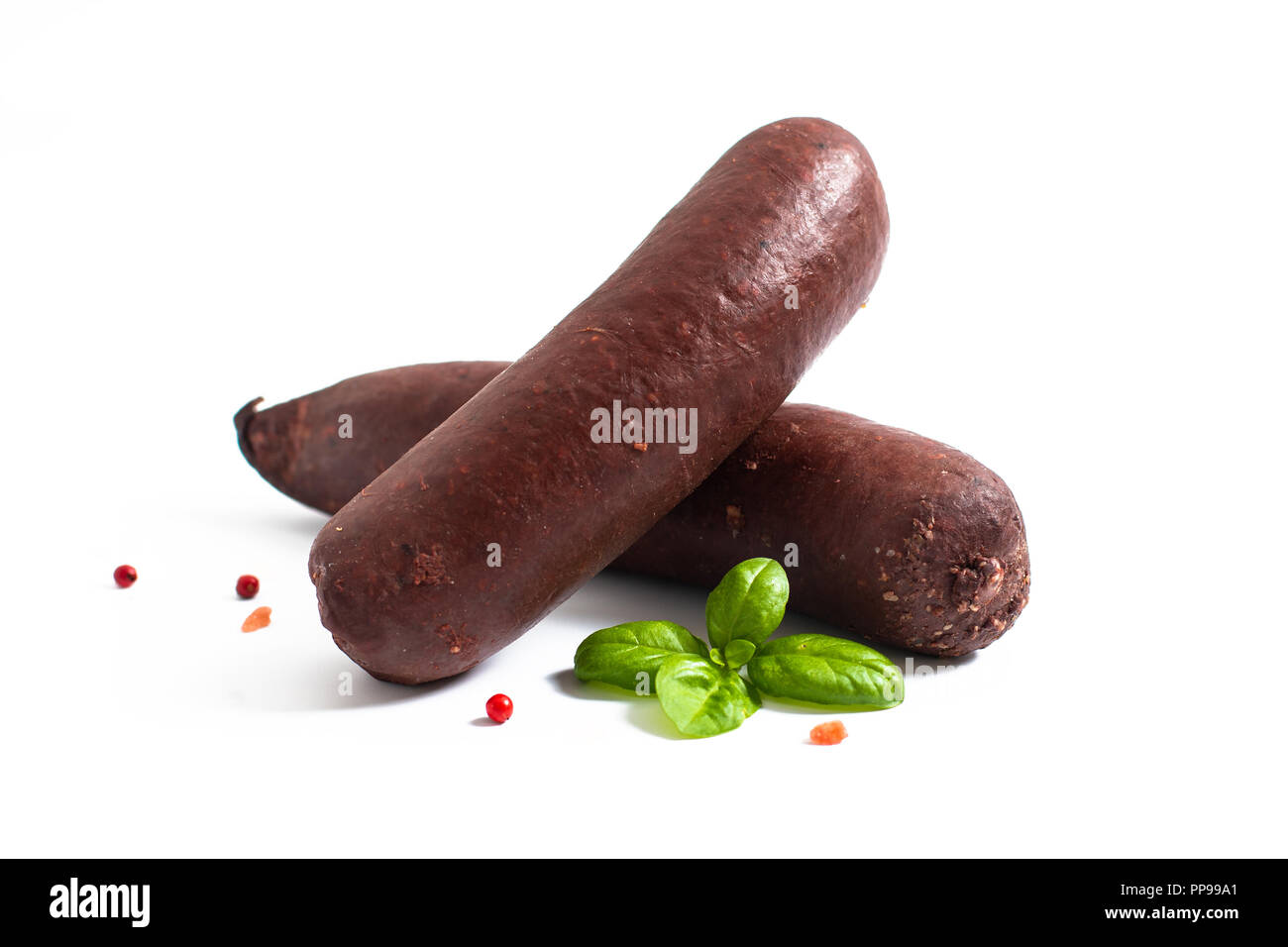 Concetto di cibo crudo budino di sangue salsicce nero su sfondo bianco Foto Stock