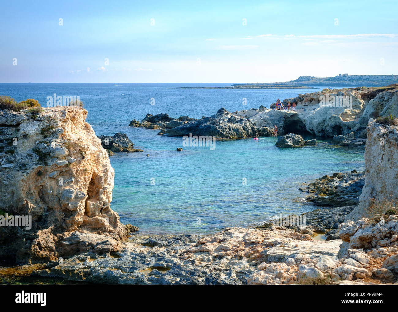 Acqua blu in una grotta rocciosa nei pressi di Ognina, Siracusa, Sicilia, Italia Foto Stock