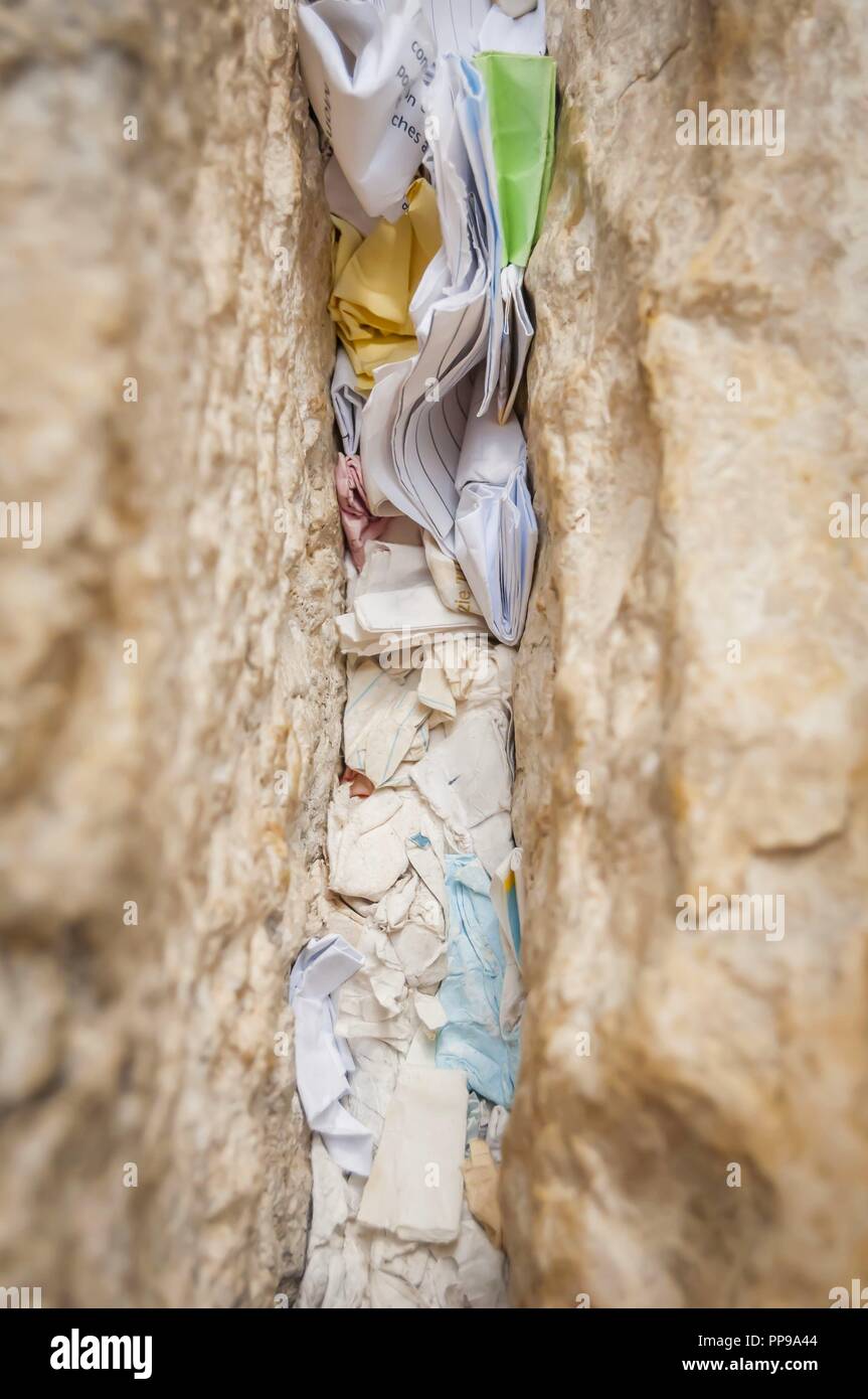 Note a Dio all'interno del muro occidentale ("Kotel') stock immagine. Un frammento del muro occidentale (il Muro del Pianto o 'Kotel') con note a Dio nella città vecchia Foto Stock