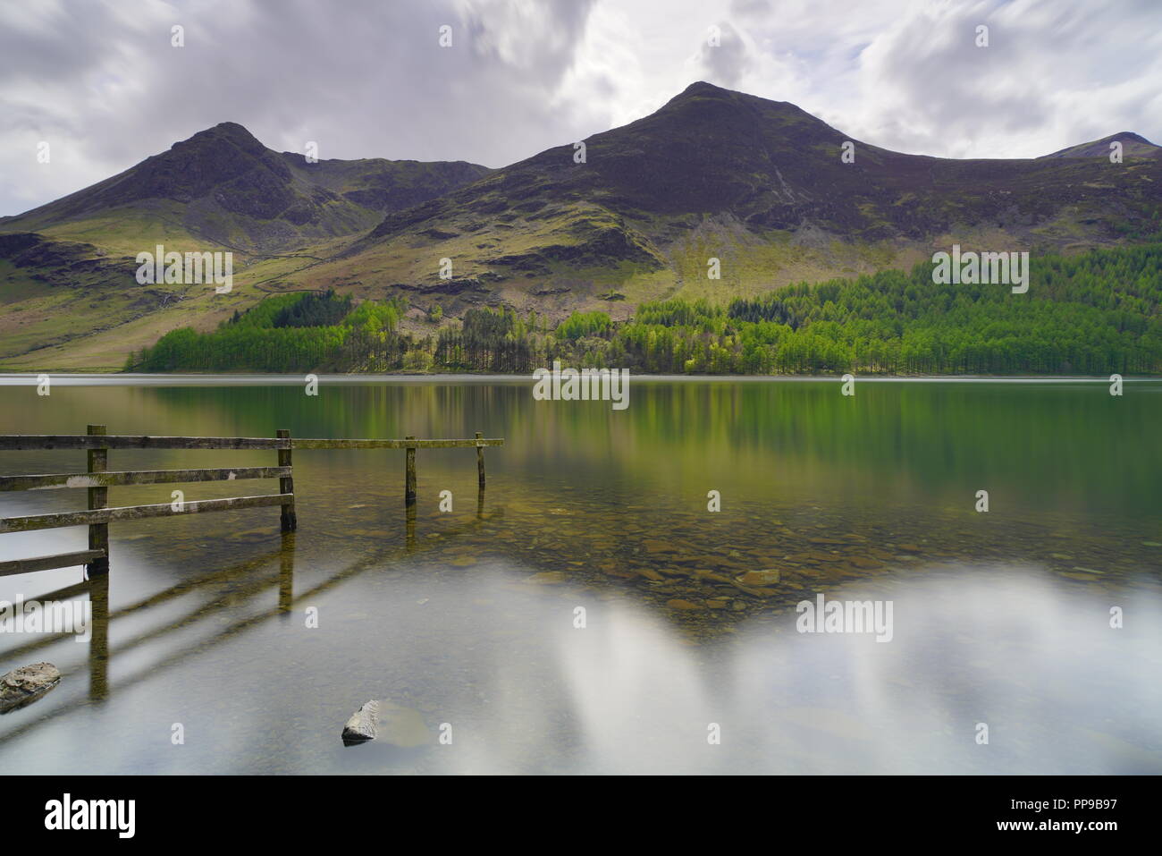 Una vista del lago buttermere con una montagna come sfondo nel Lake District National Park Regno Unito Foto Stock