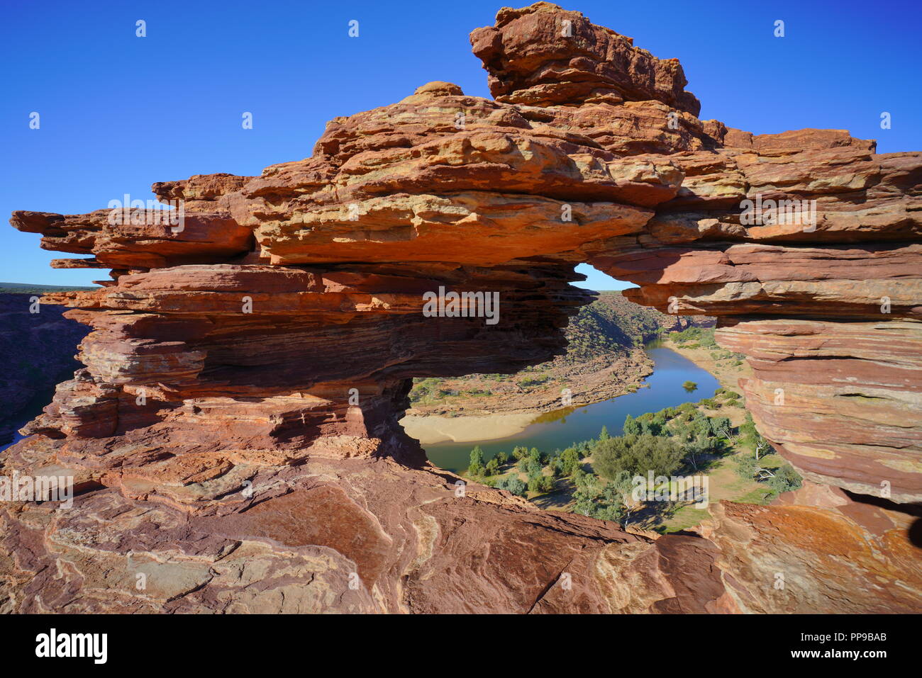 Una vista dalla mezzo di roccia cava formazione rivolta verso un fiume di kalbarri western australia a luce del giorno Foto Stock