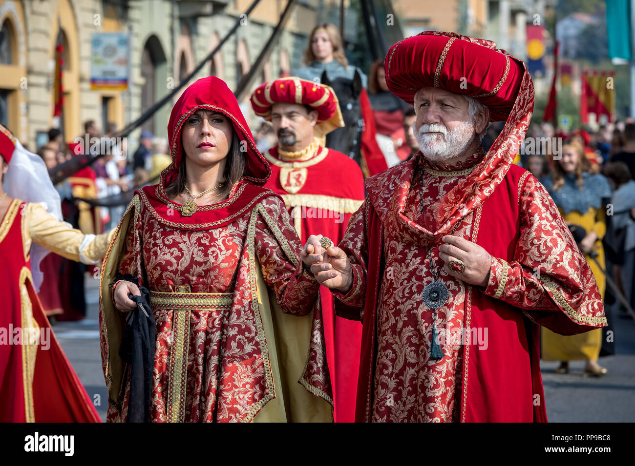 Persone in abiti storici sulla parata medievale - la tradizionale processione in costume come parte delle celebrazioni durante il bianco annuale Sagra del Tartufo di Alba, . Foto Stock