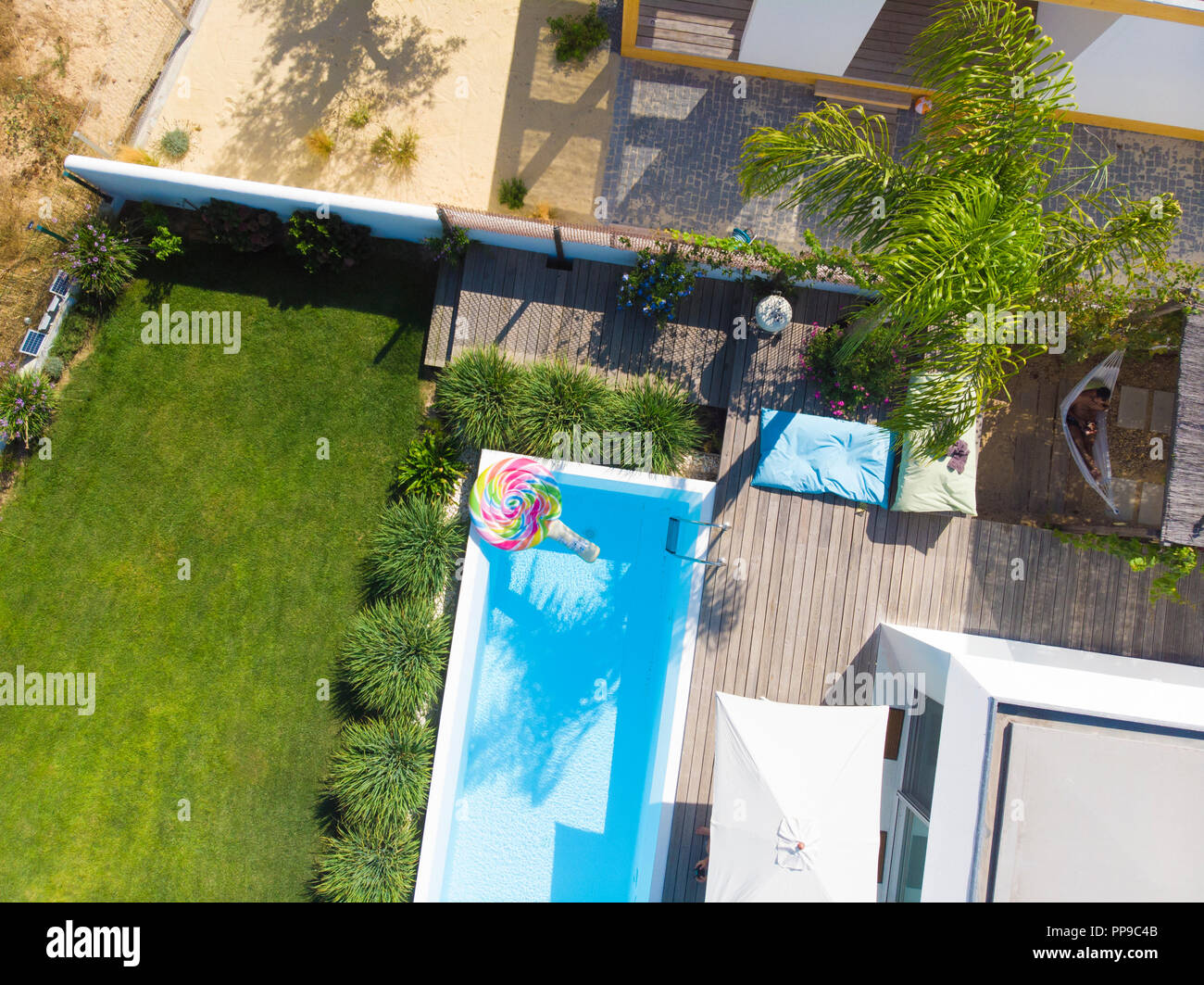 Vista aerea della villa con piscina e giardino Foto Stock