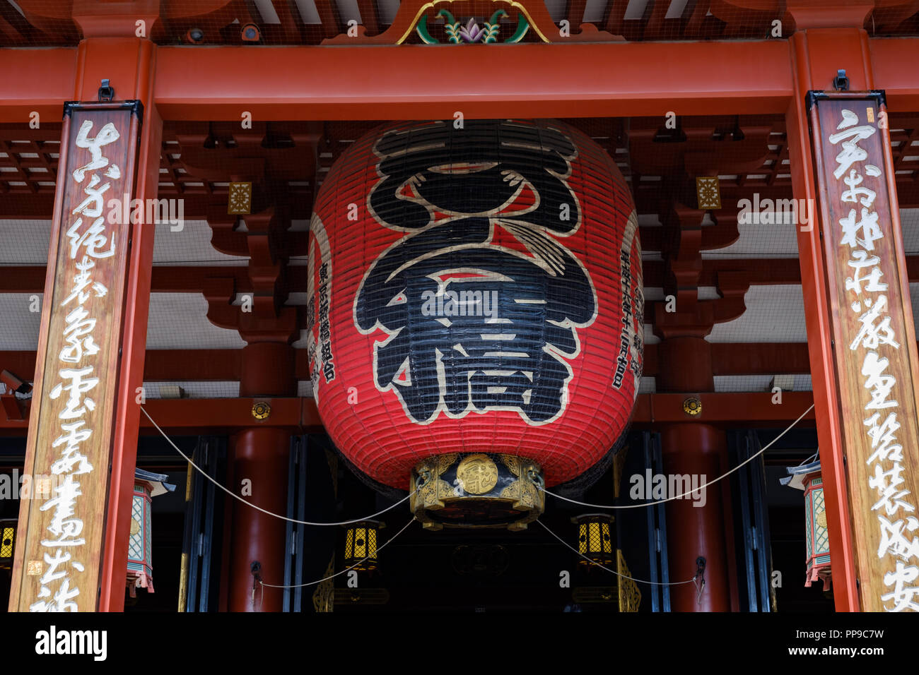TOKYO, Giappone - 13 FEB 2018: Il Tempio di Senso-ji gigante lanterna rossa serrati shot Foto Stock