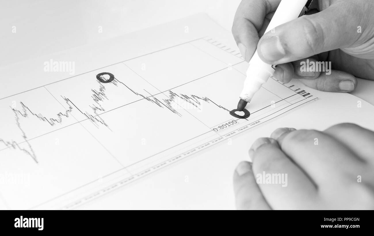 Immagine in bianco e nero di analista finanziario disegno grafico finanziario con marcatore Foto Stock