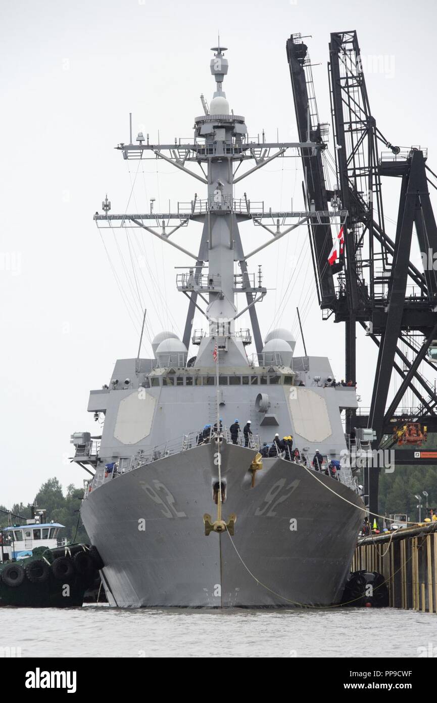 Il Arleigh Burke-class guidato-missile destroyer USS Momsen (DDG 92) arriva al porto di Alaska ad Anchorage in Alaska, Aug.15, 2018. Il Momsen è ad Anchorage in combinato disposto con l'Artico Simposio marittimo. La manifestazione, ospitata dall'Alaskan comando, fornirà un quadro di riferimento per esperti senior leader militari, analisti di intelligence, interagenzie operatori, e marittimo artico esperti in materia per discutere le sfide strategiche associata con Arctic operazioni marittime. Foto Stock