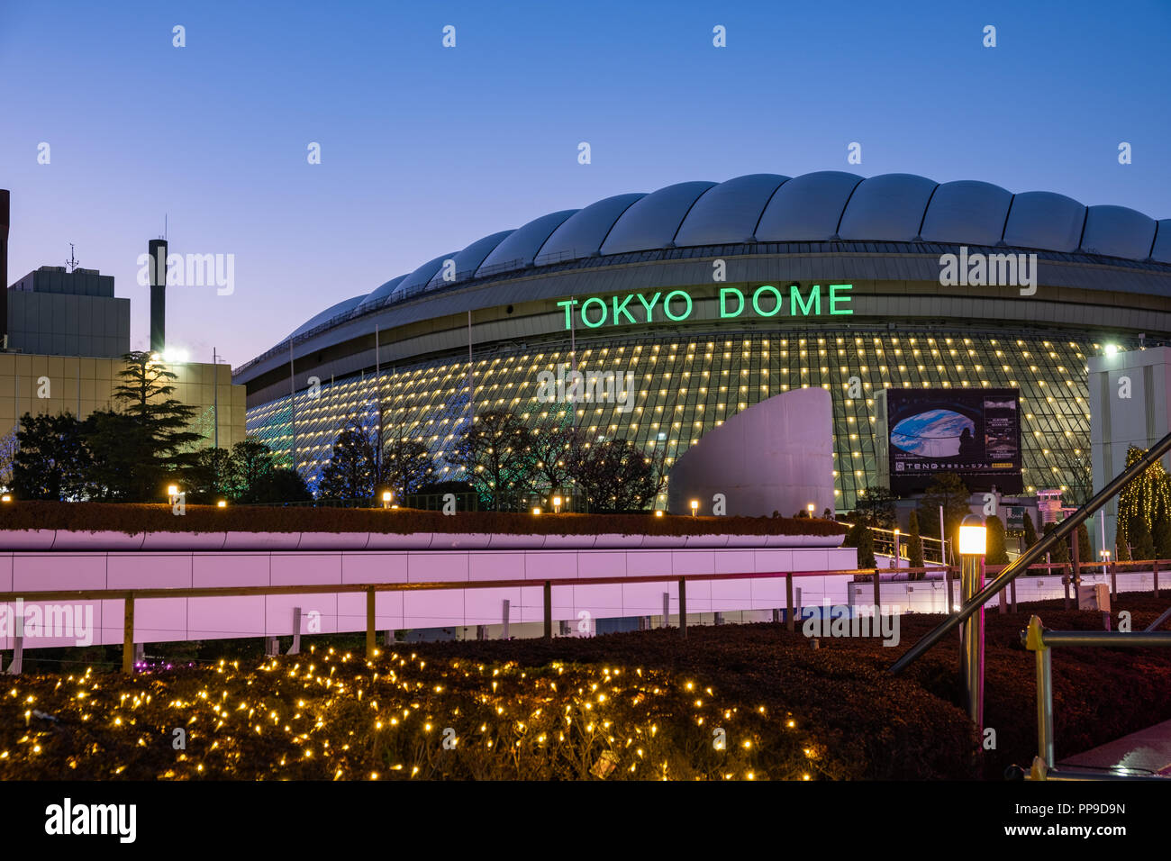 TOKYO, Giappone - 13 FEB 2018: Tokyo Dome arena edificio serrati a colpo ora blu Foto Stock