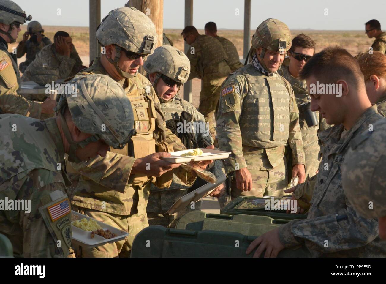 I soldati del primo squadrone, 150° reggimento di cavalleria, West Virginia Guardia nazionale, si prepara per la formazione durante il funzionamento Hickory Sting a Ft. Bliss, Texas, 14 agosto 2018. Funzionamento Hickory pungiglione è il trentesimo corazzato della brigata esportabili combattere la capacità di formazione (XCTC) esercizio e ha più di 4 mila soldati cittadino dal North Carolina, South Carolina, West Virginia, Minnesota, e 95 soldati dal paese di Moldavia. Tutti potranno affinare le proprie abilità di combattimento di "Shoot, spostare, comunicare e sostenere" per essere più letale, efficace e tatticamente abili nel lavoro. ( Foto Stock