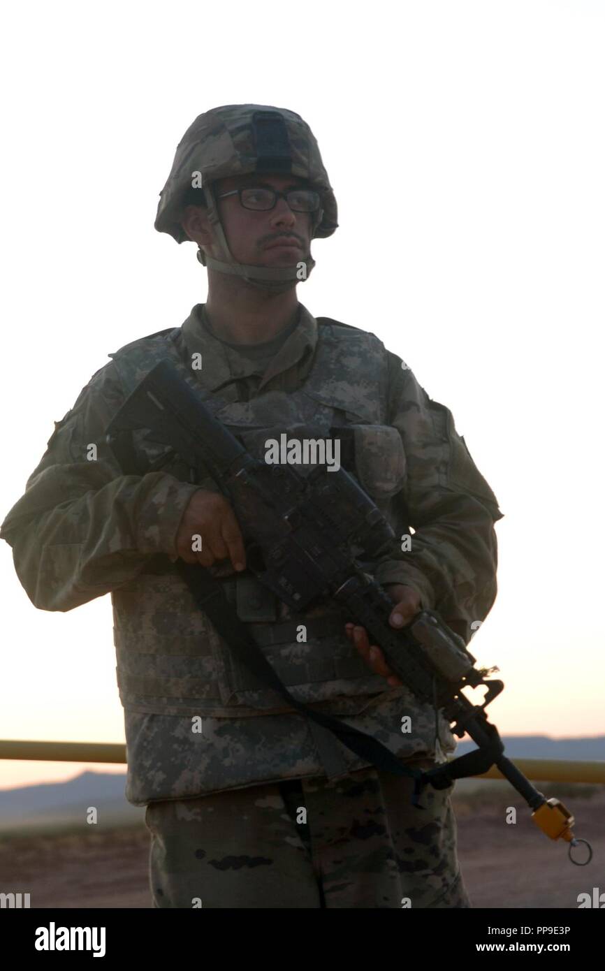 I soldati del primo squadrone, 150° reggimento di cavalleria, West Virginia National Guard per preparare per la formazione durante il funzionamento Hickory Sting a Ft. Bliss, Texas, 14 agosto 2018. Funzionamento Hickory pungiglione è il trentesimo corazzato della brigata esportabili combattere la capacità di formazione (XCTC) esercizio e ha più di 4 mila soldati cittadino dal North Carolina, South Carolina, West Virginia, Minnesota, e 95 soldati dal paese di Moldavia. Tutti potranno affinare le proprie abilità di combattimento di "Shoot, spostare, comunicare e sostenere" per essere più letale, efficace e tatticamente abili nel lavoro. ( Foto Stock