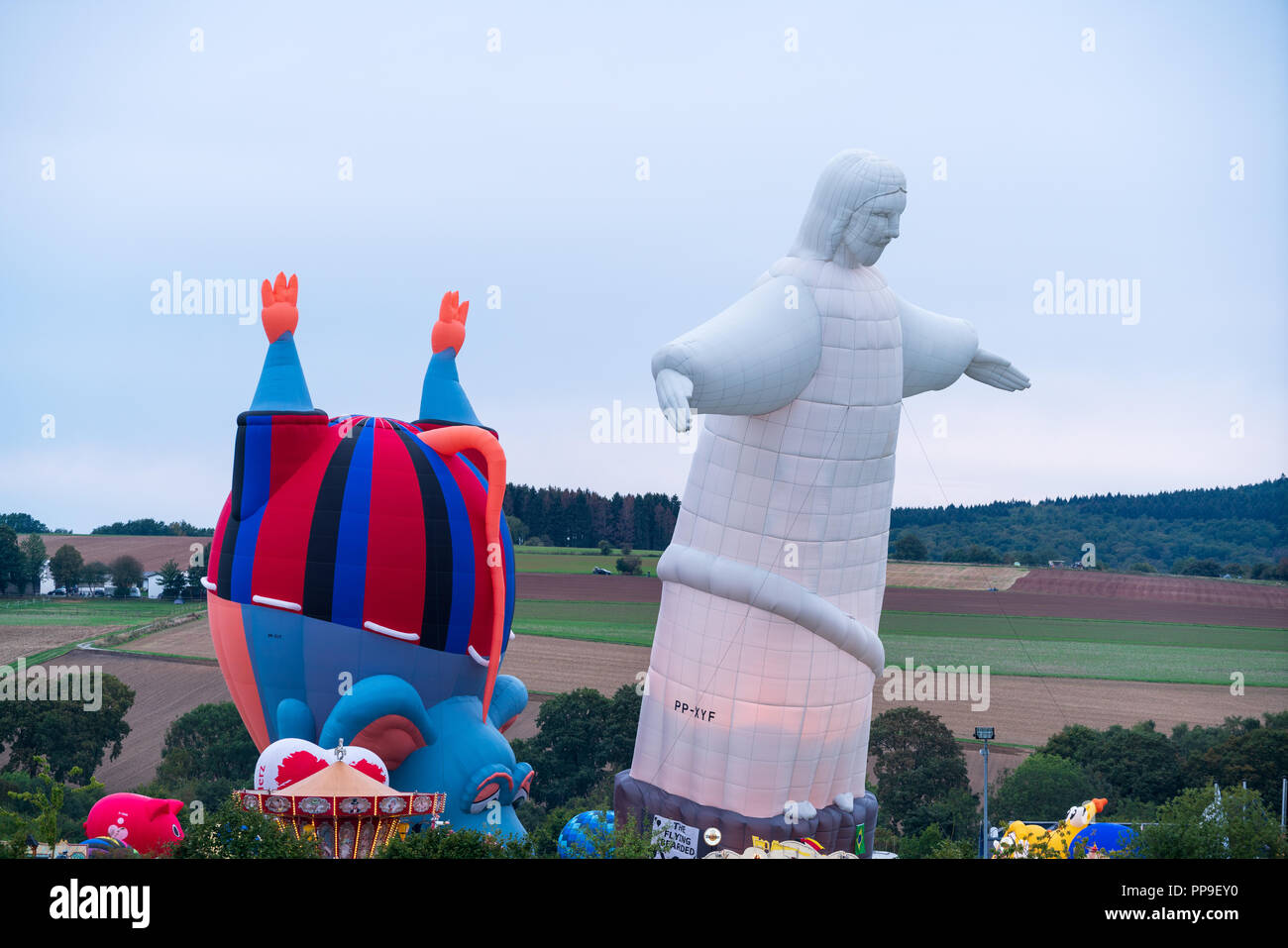Ultima sera di WIM: fiera del divertimento e della notte di bagliore i palloni ad aria calda al ventottesimo Warsteiner Internationale Montgolfiade, 2018 in Warstein, Germania Foto Stock