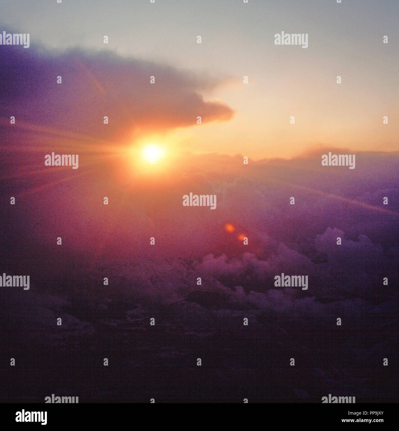 Regno Unito. In Inghilterra. Vista aerea del tramonto su città industriale. Foto Stock