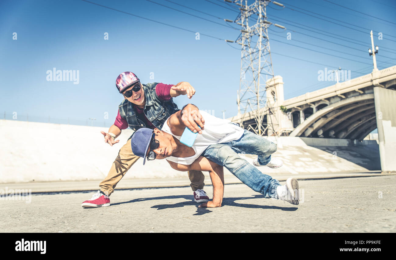 Due bbys facendo alcune acrobazie - artista di strada breakdancer prendendo un acrobatico selfie all'aperto Foto Stock