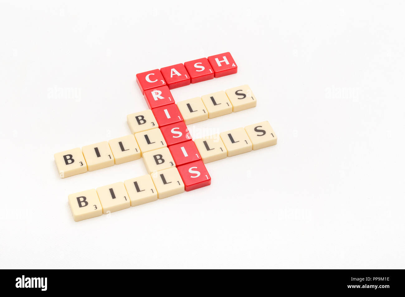 Lettera di piastrelle di precisare gli aspetti delle finanze personali / gestione finanziaria, crisi finanziaria, corre su fatture, debiti etc. Foto Stock