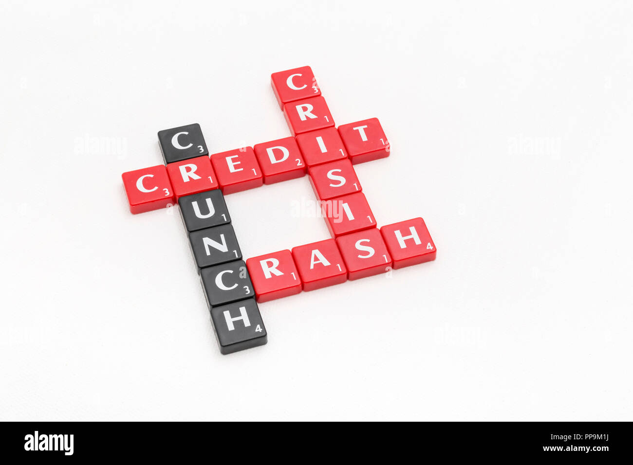 Tessere di lettera che ortografia verso l'esterno gli aspetti delle finanze personali / gestione finanziaria, crisi finanziaria, spese correnti, debiti di prestito, collasso della banca di SVB. Foto Stock