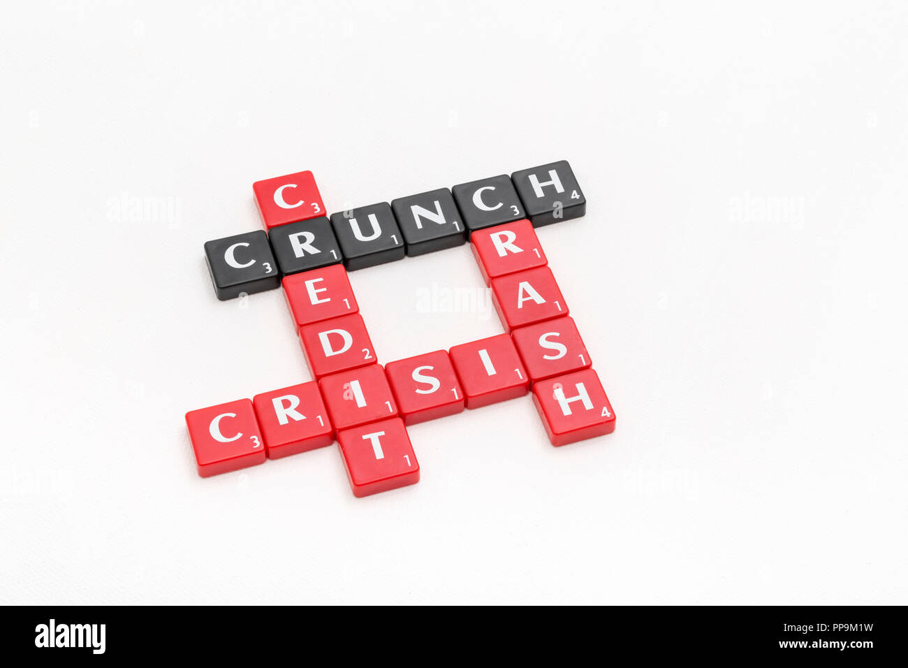 Tessere di lettera che ortografia verso l'esterno gli aspetti delle finanze personali / gestione finanziaria, crisi finanziaria, spese correnti, debiti di prestito, collasso della banca di SVB. Foto Stock
