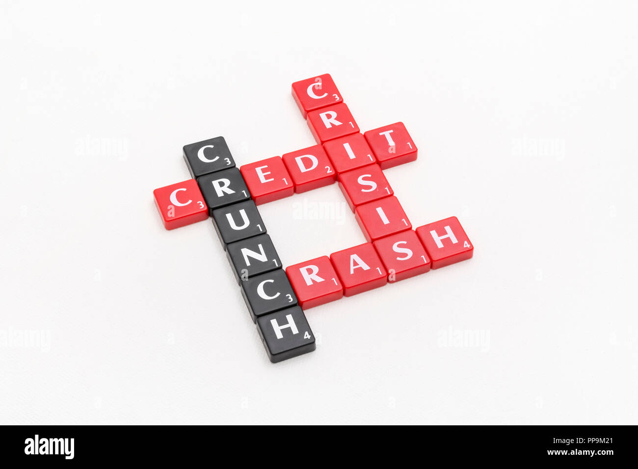 Tessere di lettera che ortografia verso l'esterno gli aspetti delle finanze personali / gestione finanziaria, crisi finanziaria, spese correnti, debiti di prestito, collasso della banca di SVB. Foto Stock